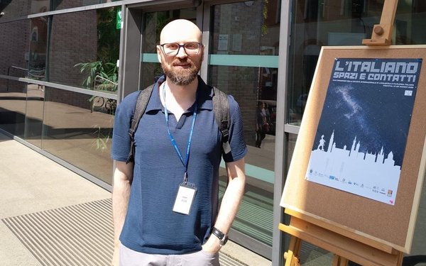 S. Miani steht vorm Universitätsgebäude in Krakau