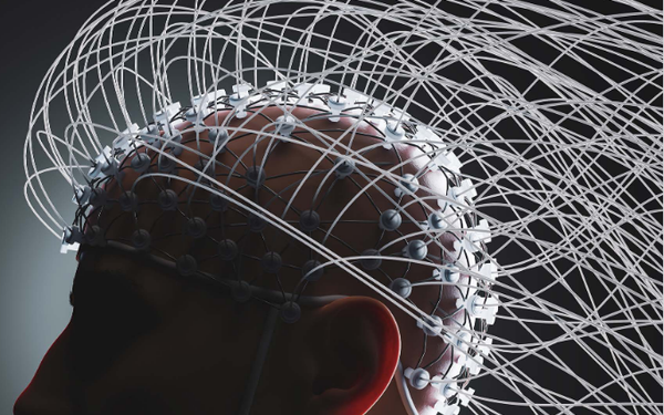 Person mit zahlreichen Elektroden am Kopf.