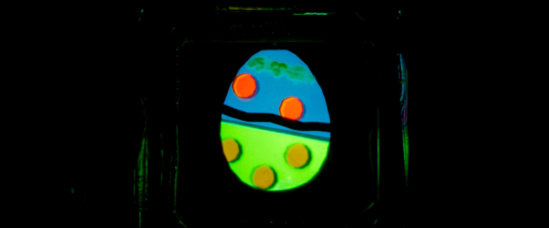 Fotograph of a OLED picturing an easter egg, with different materials for different colors