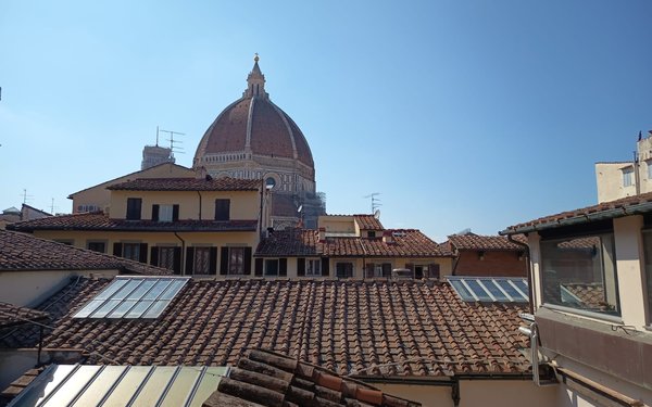Blick auf Dächer und die Domkuppel von Florenz