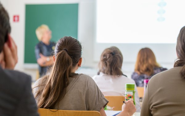 Schulklasse Lehrer Schüler (Symbolbild)