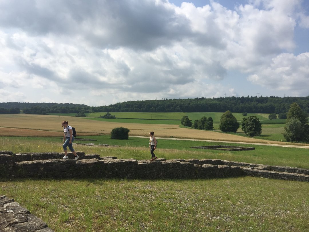 Studierende auf den Grundrissrekonstruktionen der Holheimer villa rustica.