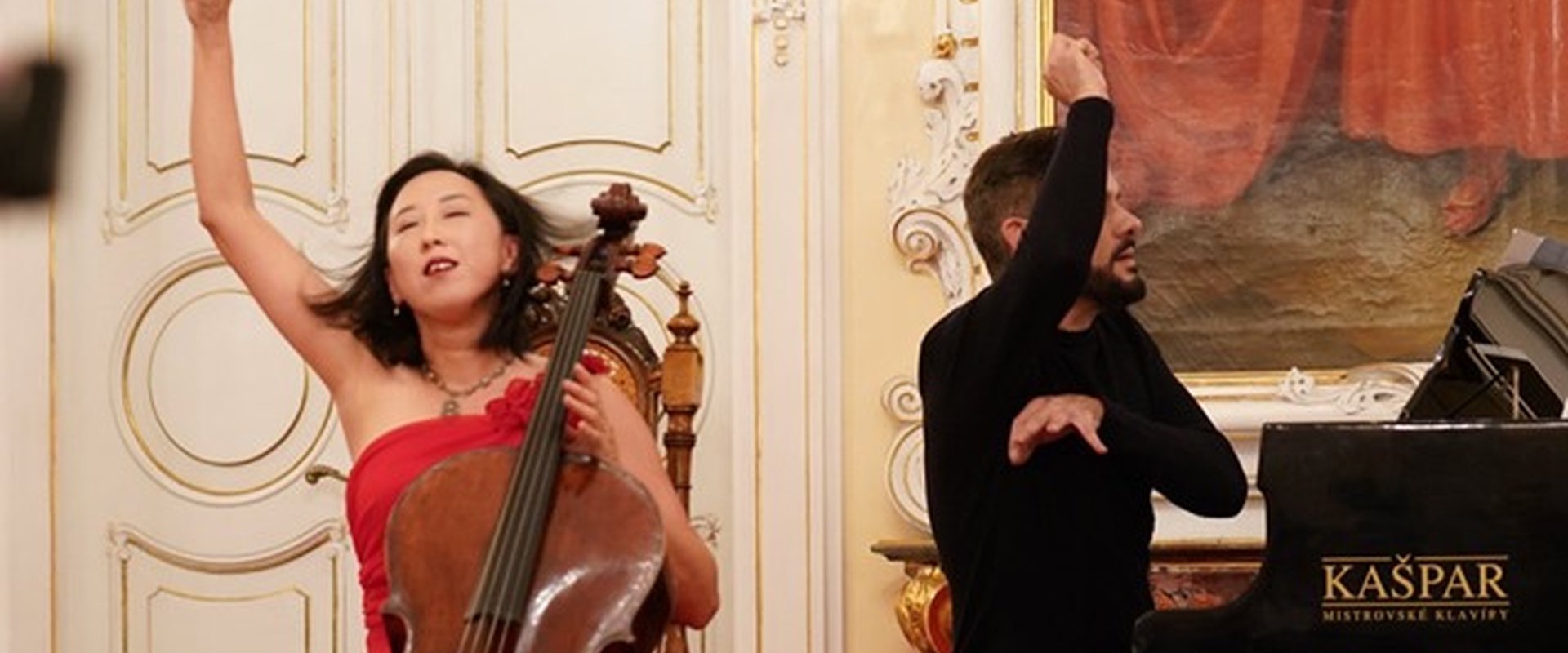 Hyun-Jung Berger mit ihrem Instrument, dem Violoncello, und José Gallardo am Klavier als Begleitung