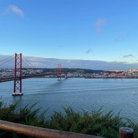 Blick auf die Ponte 25 de Abril und über den Tejo in Lissabon