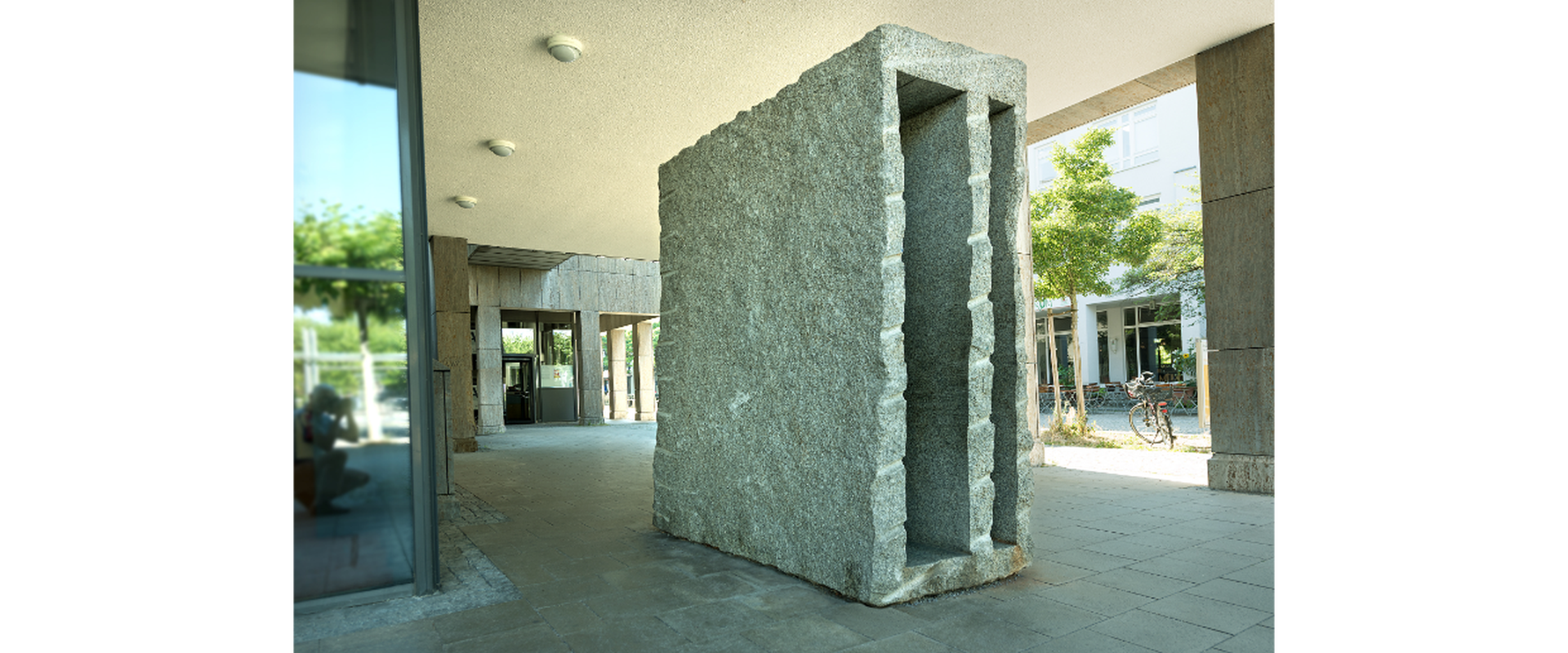 Auf dem Bild sieht man das Kunstwerk Entkernter Granit von Nikolaus Gerhart