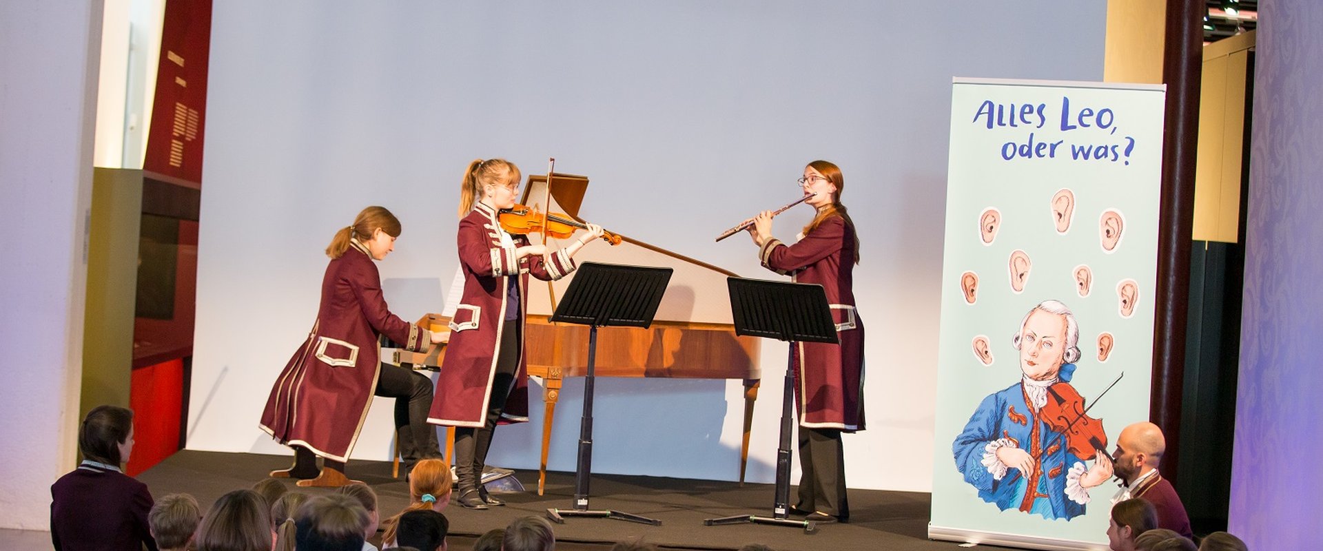 zeigt Kinder auf der Bühne beim Educationprojekt "Alles Leo oder was?" mit dem Projekt MehrMusik! am 7.6.2019