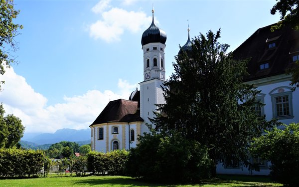 Frontalansicht auf das Kloster Benediktbeuern