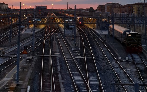 Zuggleise vor einem Bahnhof