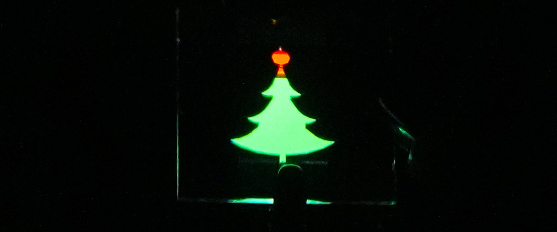 Fotograph of a OLED picturing a christmas Tree
