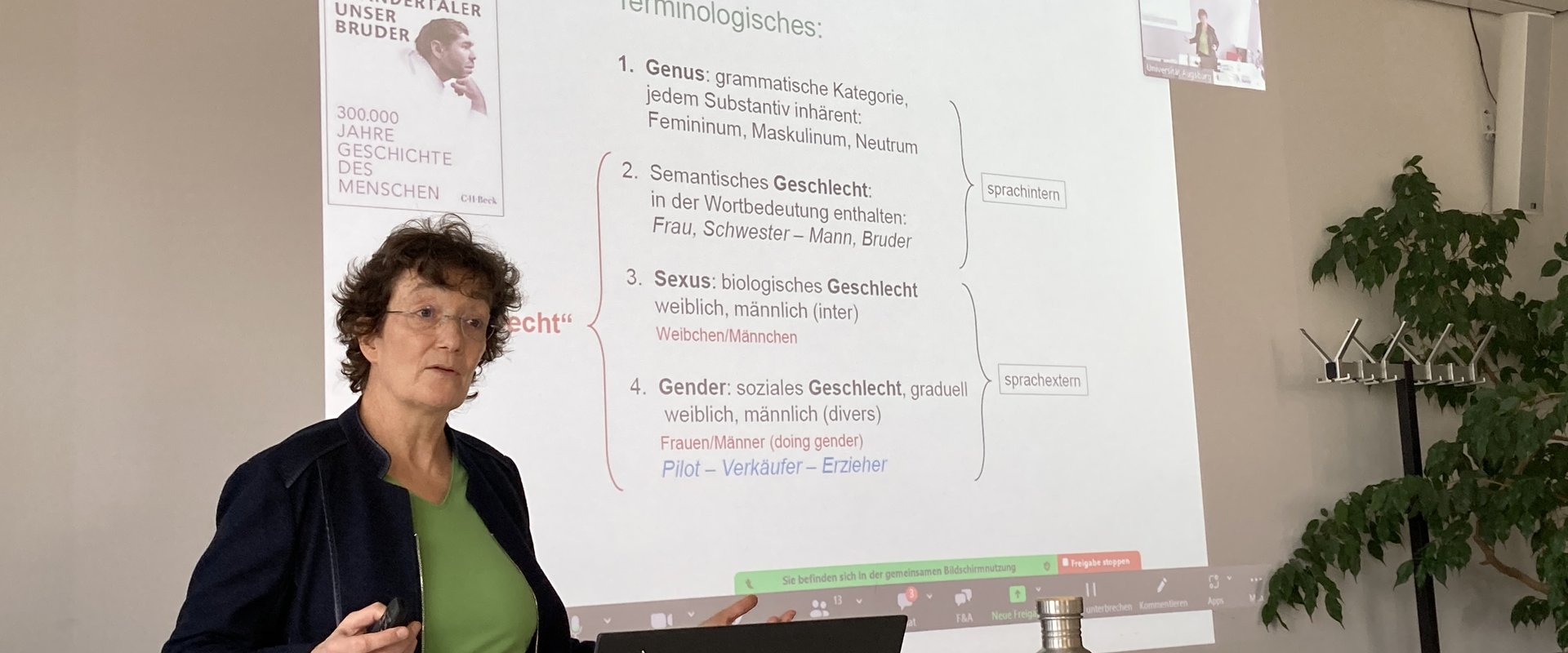Es ist ein Bild von Damaris Nübling bei ihrem Vortrag zu sehen