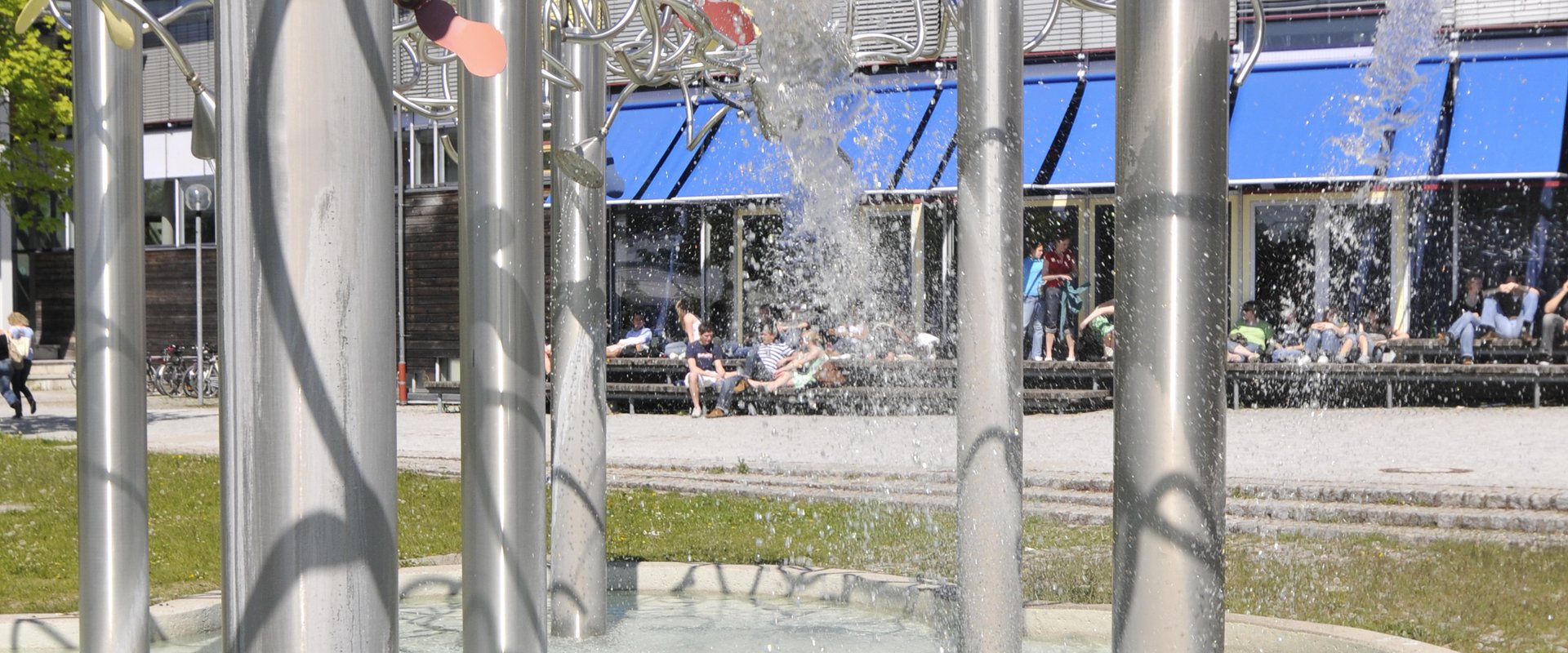 Brunnen im Sommer an der Juristischen Fakultät