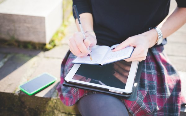 Lernen mit Tablet und Notizbuch