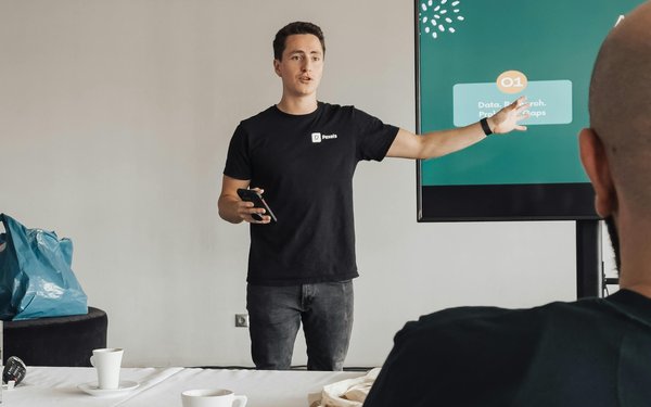 Dozierende Person stellt eine Powerpoint vor
