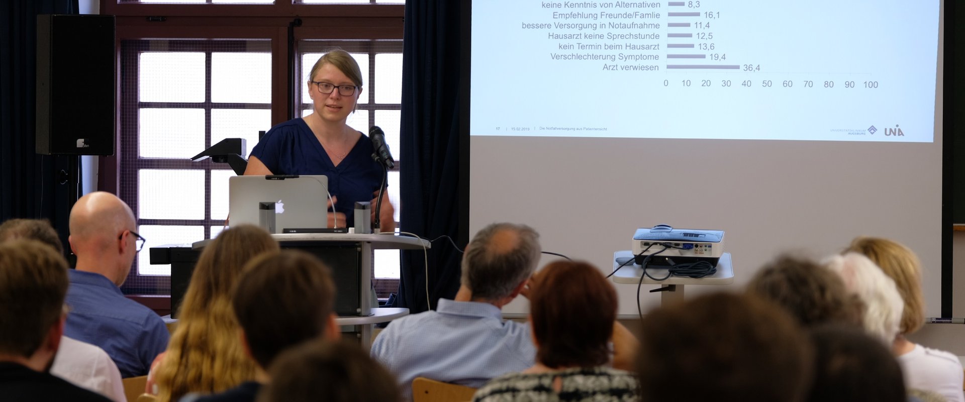 Das Bild zeigt Dr. Anja Kalch beim 4. Augsburger Gesundheitsdialog