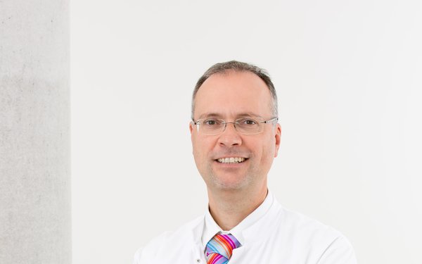 Prof. Dr. Dr. Michael Frühwald,  Lehrstuhl für Kinder- und Jugendmedizin an der Universität Augsburg