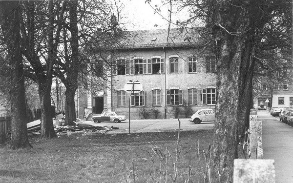 Schwarzwei?-Fotografie: Haus mit Garten