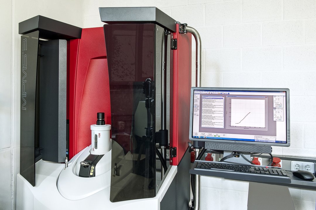 Superconductive Quantum Interference Device - Vibrating Sample Magnetometry