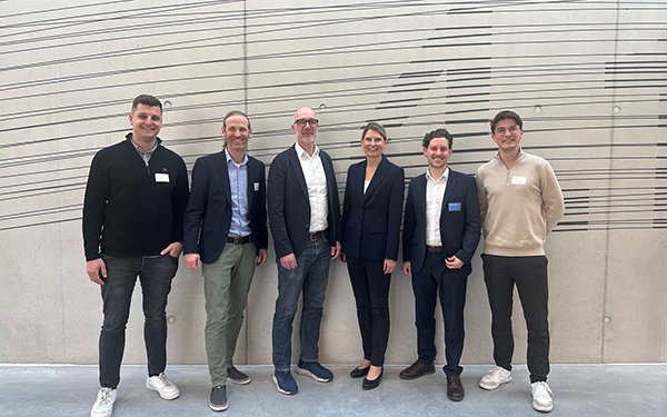 Zu sehen sind f��nf M?nner und eine Frau, die bei der Gr��ndung des neuen Forschungsnetzwerks "M-CHEP" im Bereich der Gesundheits?konomie in die Kamera lachen.