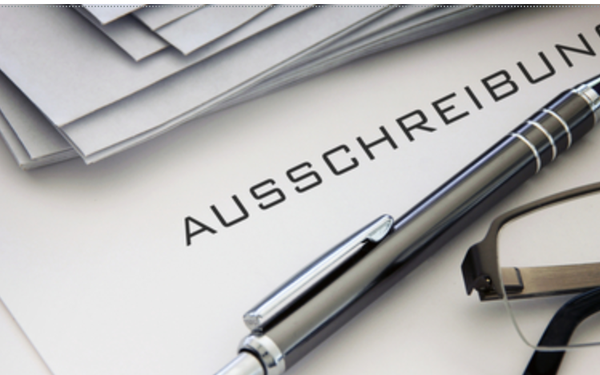 Stift und Papier auf dem Ausschreibung steht