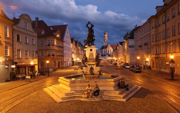 Maximilianstrasse mit Herkulesbrunnen