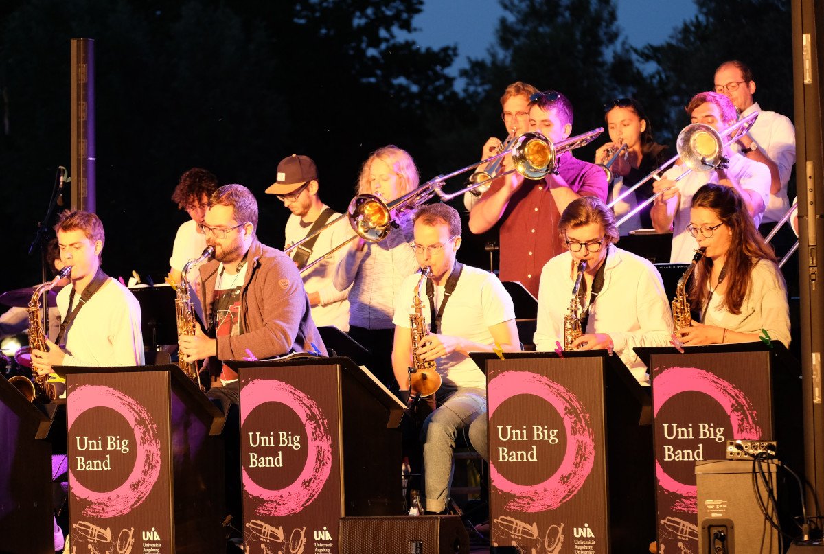 Big Band meets Techno!