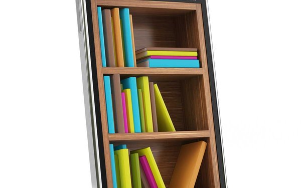 Smartphone mit Foto eines Bücherregals im Display
