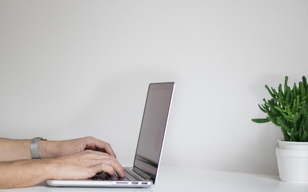 Bild von Hand auf laptop