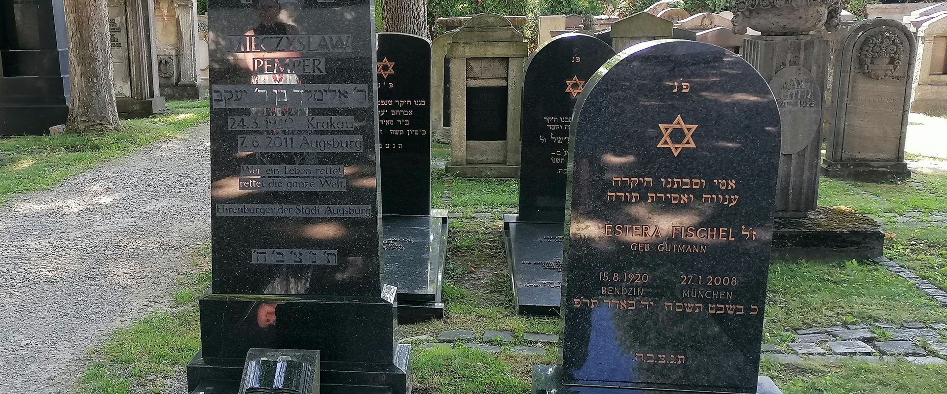 Es ist der Grabstein des Augsburger Ehrenbürgers Mieczysław Pemper zu sehen.