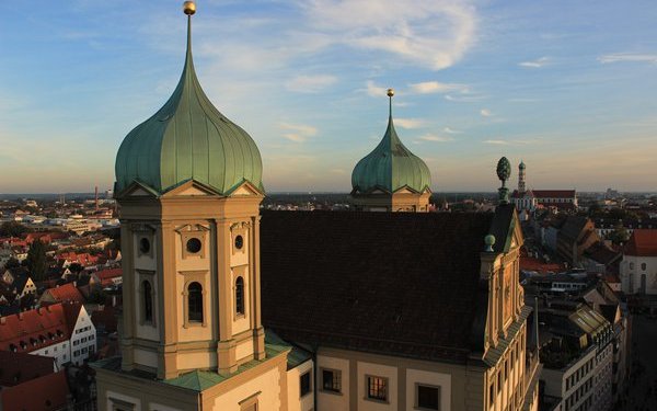 Augsburger Rathaus mit Blick auf St. Ulrich