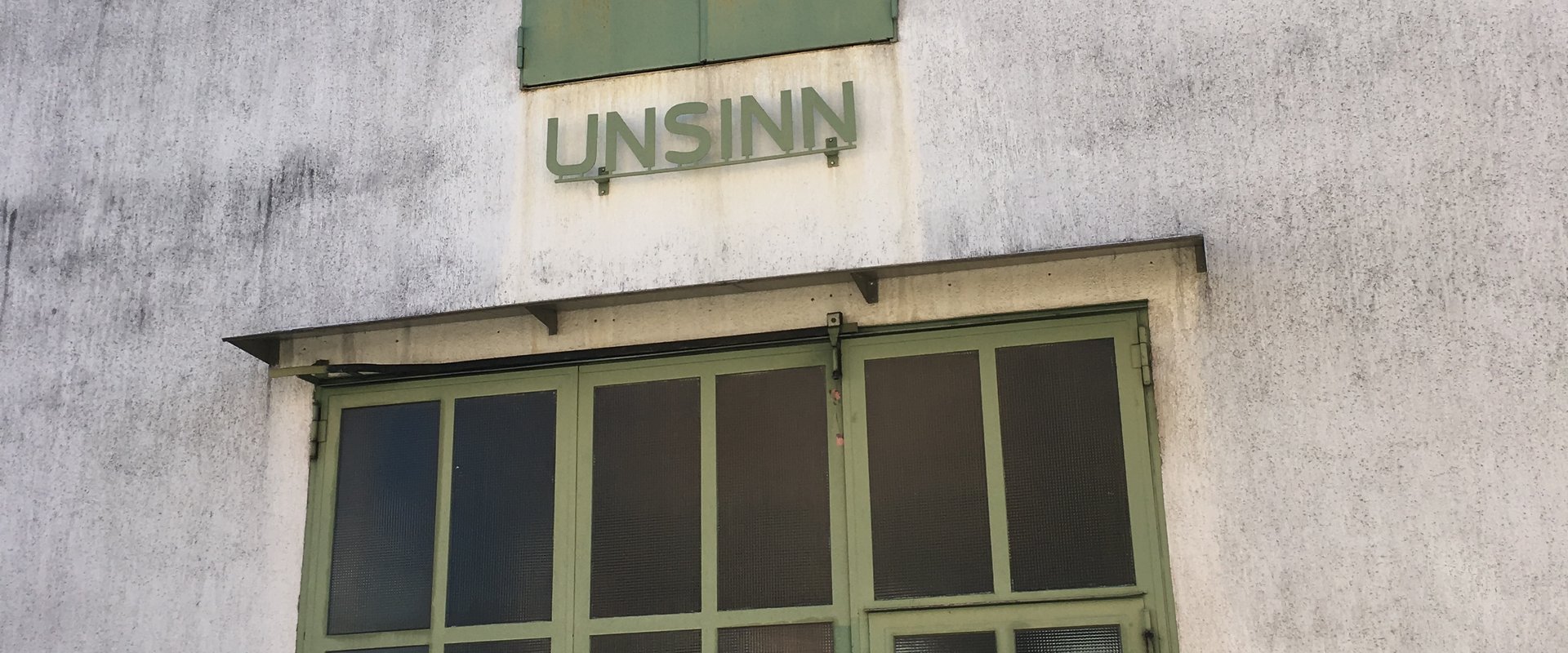 Eingangstüre - Übertitelt mit dem Wort Unsinn