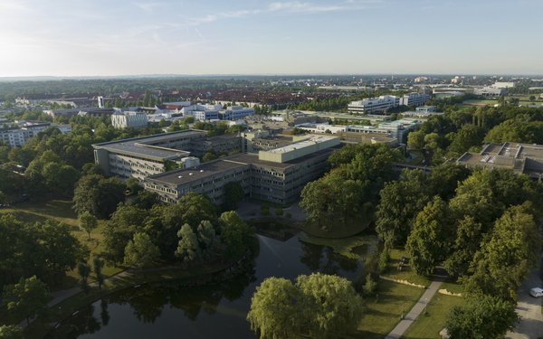 Campus Uni Augsburg von oben Drohnenaufnahme