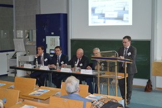 Blick auf das Podium: Referent Prof. Kubiciel