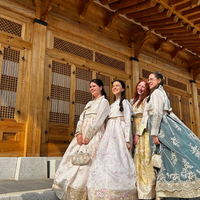Austauschstudierende in traditionell koreanischem Gewand (Hanbok)