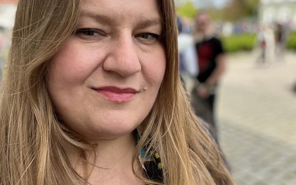 die Frau Simone Egger im 3/4 Profil