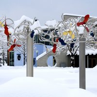Brunnen im Winter mit Jura-Gebäude mit Schnee