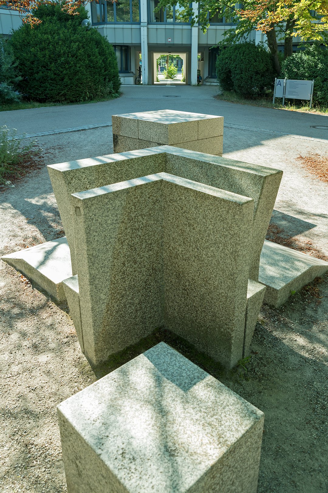 Auf dem Bild sieht mein ein Kunstwerk von Leo Kornbrust, das aus verschieden angeordneten Steinen besteht.