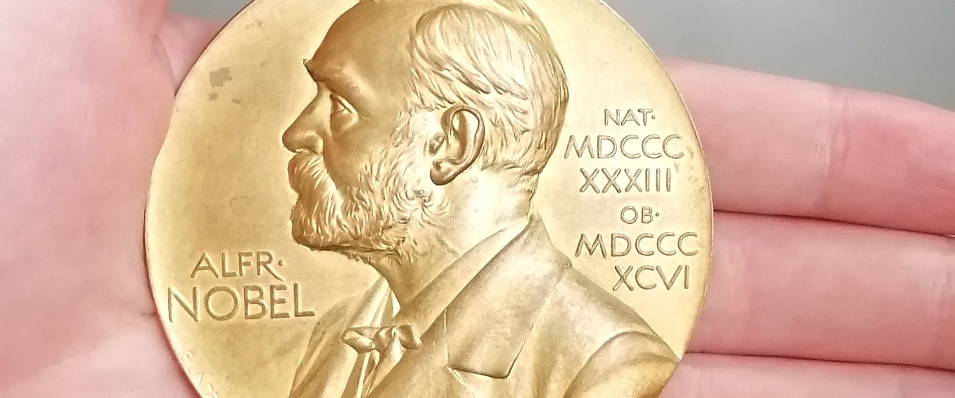 Es ist der Nobelpreis von Professor Jaroslav Heyrovský zu sehen.