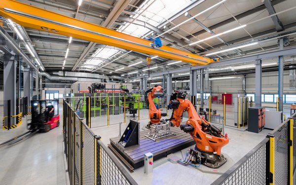 Komponentenprüfung mit zwei KUKA Robotern