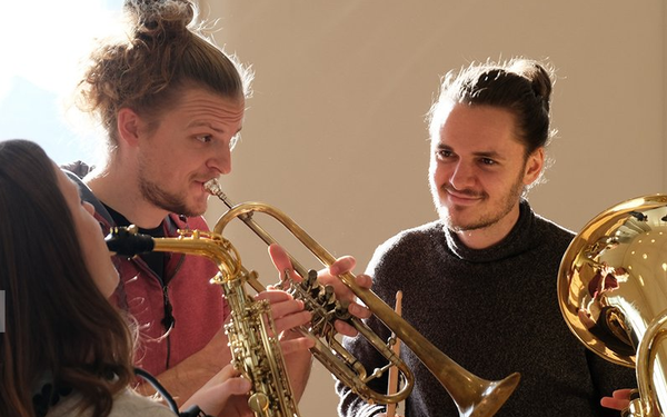 Studierende musizieren