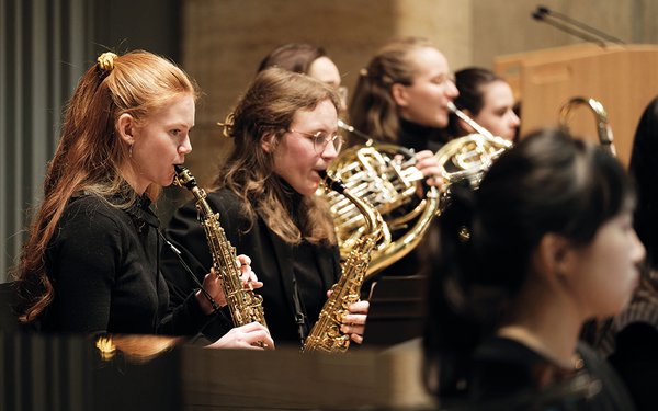Studierende mit Blasinstrumenten am LMC