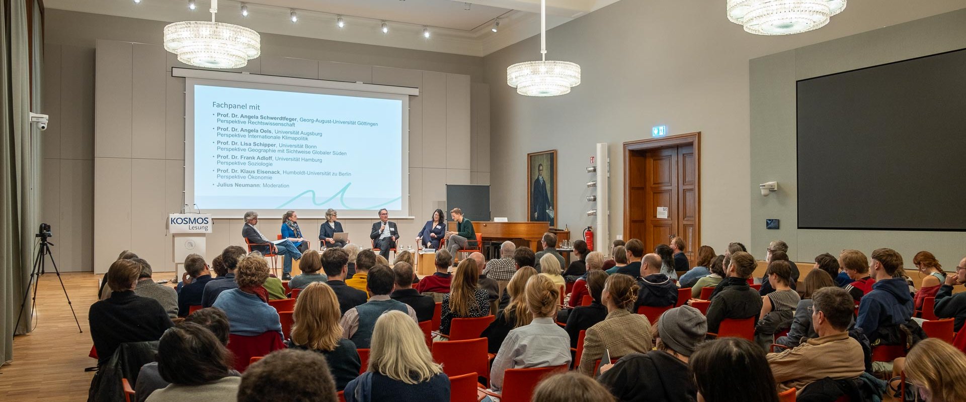 Das Publikum der Panel-Diskussion "Klima und Freiheit schützen - wie kann das gelingen?" im Senatssaal der Humboldt-Universität zu Berlin