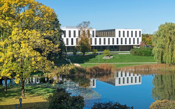 Gebäude Kunst & Musik mit Blick vom Uni-See