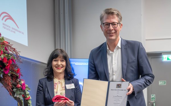 Dr. Christiane Schmidt-Maiwald mit Wissenschaftsminister Markus Blume bei der Verleihung des  Preises f��r gute Lehre 2026