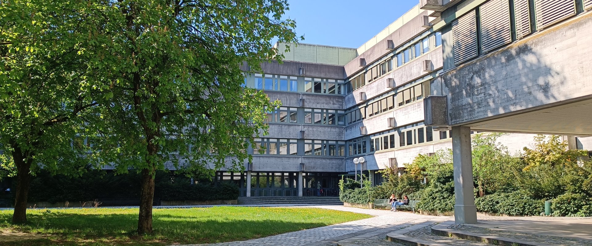 Bild des sonnigen Innenhofs des D-Gebäudes