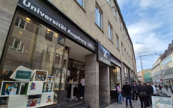 Das Schaufenster des PopUp-Stores "Zwischenzeit" in der Annastraße von außen mit der Mathe-Mitmach-Ausstellung AuxQuadrat