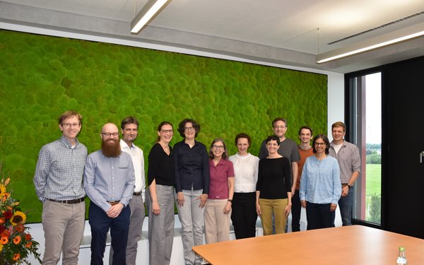 Die zehn Mitglieder des neugegründeten ITM stehen gemeinsam mit der Dekanin der Medizinischen Fakultät in einer Gruppe vor grünem Hintergrund und lächeln in die Kamera.