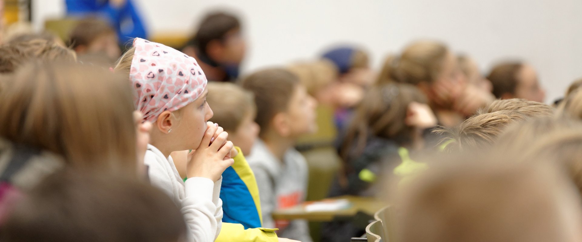 KinderUni-Augsburg: Gespannte Zuhörer