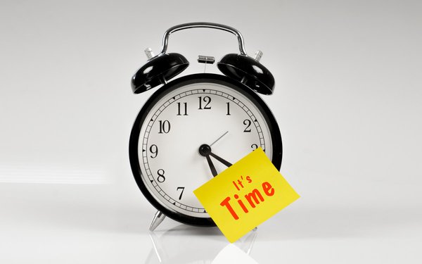 Wecker mit Haftnotiz "It's Time"