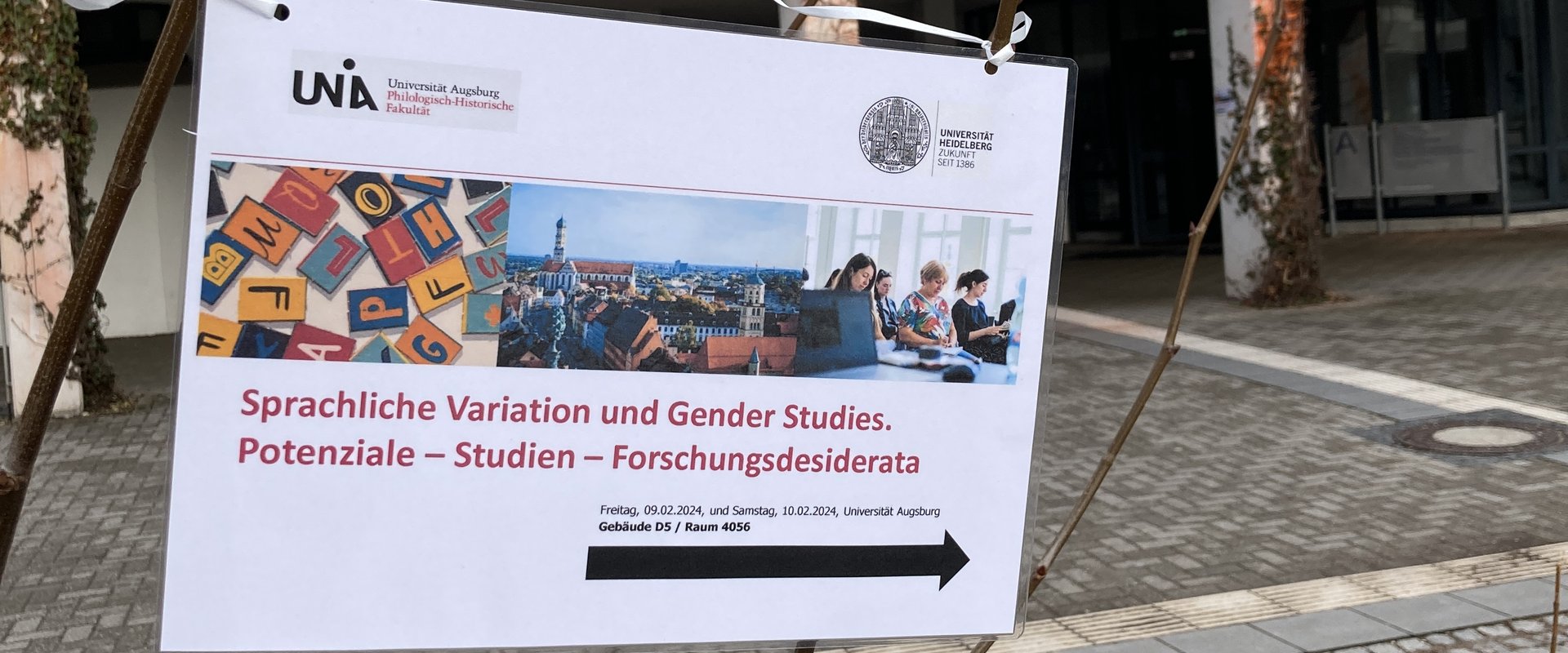 Es wird ein Bild des Wegweisers zum Symposium gezeigt.