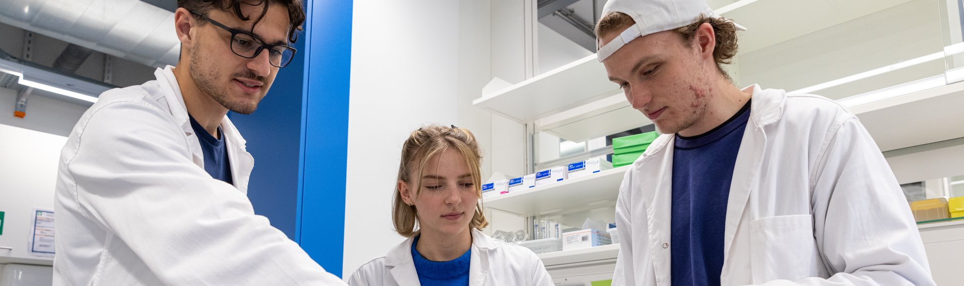 Medizinstudierende im Labor
